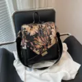 Stijlvolle dames rugzak met vintage bloemen tapijt patroon en zwart leer voor dagelijks. - Bruine Print