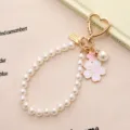 Ciondolo per telefono in perle con pendente a fiore rosa e chiusura a cuore oro - Ciondolo Sakura Bicolore E Catena Di Perle (K5226)
