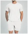Detailweergave van een witte sportset voor heren met t-shirt en korte broek voor fitness - Zwanenwit