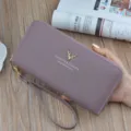 Lila Damen Geldbörse Lang Litschi Muster Reißverschluss Brieftasche mit Hirsch Logo Band. - Lila