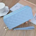 Hellblaue lange Doppeltaschen Geldbörse mit Kronen Stickerei und praktischem Henkel. - Blau
