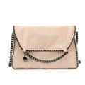Elegante bolso bandolera de antelina beige con ribete de cadena, solapa y dije metálico. - 27*7*20 cm / Blanco Roto