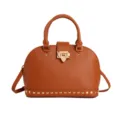Elegante bolso de mano marrón con tachuelas doradas, asa superior y correa de hombro. - Marrón