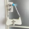 Schicker Punk-Stil Achseltasche mit grobe Kette und Strasskreuz, trendige weiße PU Handtasche. - Weiß