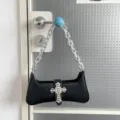 Schwarze PU-Leder Achseltasche mit klobiger Silberkette und Kreuz-Design im Punk-Stil. - Schwarz