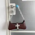 Dunkelbraune Leder-Achseltasche mit silberner Kettentasche und Strass-Kreuzanhänger-Design. - Braun