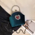 Retro barok donkergroene fluwelen avondtas met hart motief en metalen kettingriem. - Groen