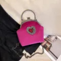 Barock Samt Abendtasche mit Kussverschluss, Metallgriff und eleganter Kette für Partys. - Fuchsia