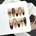 Set unghie finte fatte a mano lungo marrone occhi di gatto nude chic giornaliere 10pz - Extra Piccolo (XS) / Stile Quadrifoglio in Metallo Sfumato Marrone Nudo (W452)