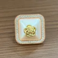 Vista dettagliata della fibbia per sciarpa quadrata con strass di camelia, cristalli e tono oro. - Oro rosa