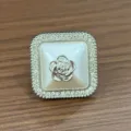 Anello per foulard con camelia in strass quadrato, elegante fibbia per scialle e clip vestito. - Argento
