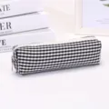 Schwarz-weißer Karo-Federmäppchen, minimalistische Kosmetiktasche für Schreibwarenbedarf. - Karo / S / Schwarz