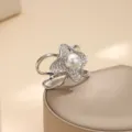 Dettaglio di fibbia per sciarpa camelia in strass con perla e cristalli luminosi. - Argento