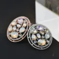 Primo piano dettagliato di fibbia per sciarpa in strass cava retrò e accessorio per scialle. - Oro rosa