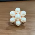 Elegante anello per sciarpa di perle floreali da donna, fibbia in oro rosa con strass brillanti. - Oro rosa