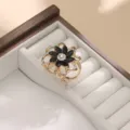 Raffinata fibbia per sciarpa camelia 3D con strass scintillanti ed eleganti petali neri. - Nero