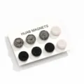 Primo piano di magneti rotondi per hijab con glitter e colori solidi su cartella espositiva. - Cielo Stellato Set da 8