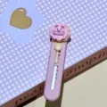 Mini rosa Allzweckmesser Detail mit süßem Schwein Donut Anhänger für Alltag und Basteln. - Geflecktes Schwein