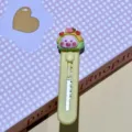 Primer plano detalle del mini cúter adorable de cerdo rosa con decoración de fresa. - Bolsa de Fresa