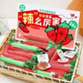 Jolis gommes en forme de piment dans un panier, fournitures scolaires amusantes. - Gomme Poivre