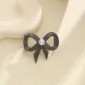 Anello per foulard a fiocco in metallo canna di fucile con perla e strass eleganti. - Nero
