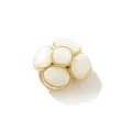 Chiche copribottone floreale bianco con raffinato bordo dorato, perfetta decorazione per camicia. - Camelia Imitazione Occhio di Gatto Dorata