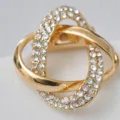Strass lega abbigliamento fibbia sciarpa spilla doppio anello oro accessorio moda donna - DSJK0143 Oro
