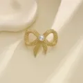 Elegante spilla anello per sciarpa a fiocco cavo dorato con perla centrale per uso quotidiano. - Oro