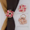 Primo piano dettagliato della clip per sciarpa in cristallo oro rosa con motivo floreale. - Colore 008