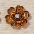 Housse de bouton de chemise florale exquise avec cristaux ambre et finition or. - Camélia / Café
