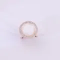 Vista dettagliata di un'elegante fibbia per sciarpa rotonda in oro rosa con pietra di gatto. - Oro rosa occhio di gatto bianco