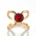 Elegante anello per sciarpa a fiocco dorato con splendido cristallo rosso brillante. - Oro Strass Rosso