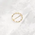 Detalle de hebilla de bufanda circular retorcida dorada, elegante accesorio de esquina. - Dorado
