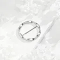 Anillo de bufanda redondo irregular plateado elegante hebilla de esquina de ropa clip chal - Plateado