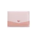 Minimalistische roze drievoudige portemonnee met schattige hartknop, compact ontwerp. - Lichtroze