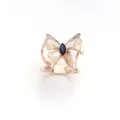 Fibbia per sciarpa a farfalla in oro rosa con smalto bianco e pietra blu elegante. - Oro rosa