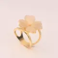 Elegante anello per sciarpa in seta con trifoglio in pietra occhio di gatto e oro. - Bianco