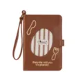 Portapassaporto in pelle marrone con cinturino, simpatico design ricamato per viaggi. - Marrone