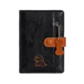 Porta passaporto in ecopelle nera con design di cane carino e tasche per carte da viaggio. - Nero