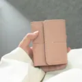 Tarjetero de cuero rosa de tres pliegues, mini monedero liso minimalista para mujeres. - Rosa loto