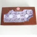 Geconserveerde rozenkoppen lichtpaarse eeuwige bloemen in bruine cadeau doos DIY. - Lichtpaars