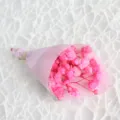 Mini bouquet di fiori di gipsofila preservato confezionato in carta rosa regalo. - Rosa