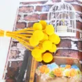 Vista dettagliata del bouquet di fiori secchi billy balls gialli, ideale per decorazioni e fai-da-te. - 20 steli per mazzo / giallo limone
