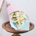 Mini bouquet di fiori secchi con carta da imballaggio colorata, ideale per regali e decorazione. - Bianco (colore naturale)