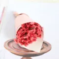 Mini bouquet di fiori secchi erba di cristallo rossa con carta rosa per regalo. - Rosso (tinto)