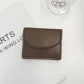 Minimalistisches braunes Lederkartenetui, schlichtes einfarbiges Design für den Alltag. - Koreanischer minimalistischer Stil / Kaffeebraun