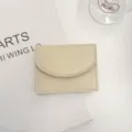 Minimalistischer beiger PU-Leder Kartenhalter, kompakte Geldbörse mit Klappe und Nähten. - Koreanischer minimalistischer Stil / Gebrochenes Weiß