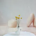 Fiori secchi gialli in vaso di ceramica bianca per decorazione casa festa foto oggetti. - Craspedia, 10 pz.