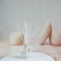 Mini vaso in ceramica con bastoncini diffusori bianchi per arredo soggiorno e oggetti di scena. - Piccola erba bianca, 10 pz.