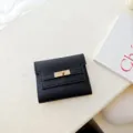 Portefeuille court femme trifolié en cuir PU noir minimaliste avec fermeture à verrou métallique. - Noir